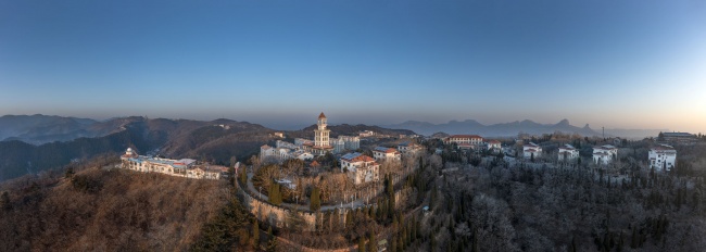 宽幅山间欧式建筑群全景
