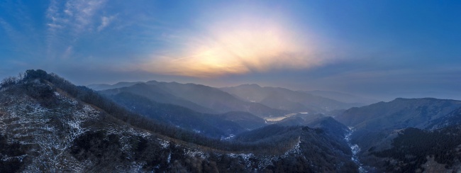 晨曦中的冬日山峦全景