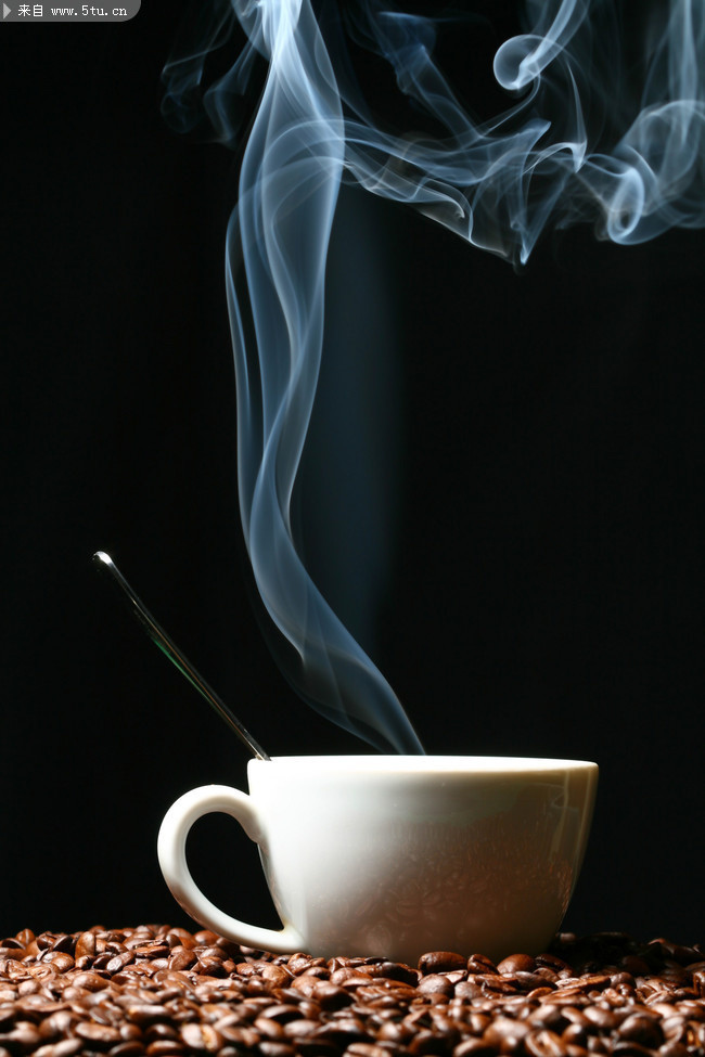 一杯热气腾腾的咖啡图片