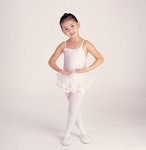 小女孩跳芭蕾的图片 