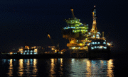 海上石油平台夜景图片