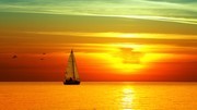 夕阳下帆船摄影图片