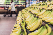 超市摆放整齐的香蕉摄影高清图片素材