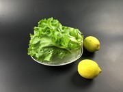 生菜和柠檬特写摄影图片