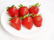 装盘的草莓图片