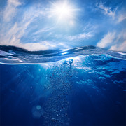 蓝天下的水浪背景图片素材