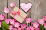 玫瑰花与礼盒高清图片素材