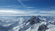 蓝天下的雪山群峰摄影图片