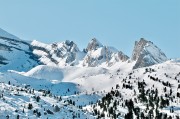 蓝天下的雪山美景图片