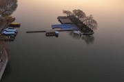 晨光下湖心岛的静谧时光