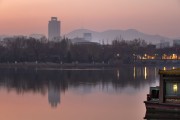 静谧湖面倒映城市之光
