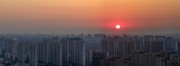 宽幅都市楼宇间壮丽日落