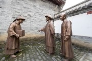 古代对话场景人像群雕
