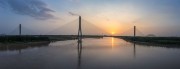 夕阳下的跨河大桥全景