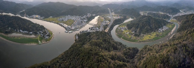 山水环绕的宁静村落全景摄影